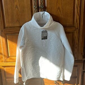 Ladies Size Small/The American Outdoorsman Turtle Neck Antique White